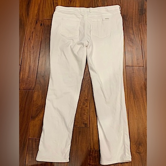 Eddie Bauer Slightly Curvy Straight Jeans, 20, 32” inseam, Never Worn - Picture 2 of 2